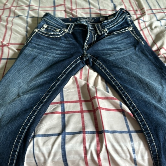 Miss Me 28,low rise bell bottom style.Small snag, can probably be pulled out.GUC - Picture 6 of 8